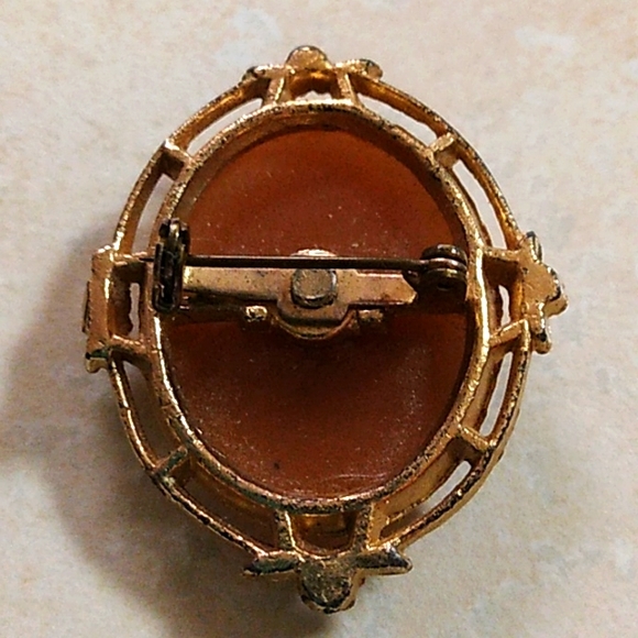 Vintage Cameo Brooch - Picture 2 of 2